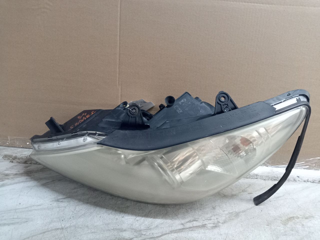 2009 HYUNDAI GENESIS 8cyl Gasoline 4.6 Left HEADLAMP ASSEMBLY - 264562 — photo 3