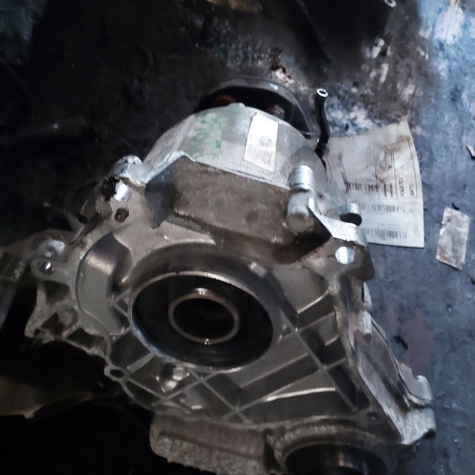 2016 BMW 750i 4.4L 8cyl Turbo Gasoline TRANSFER CASE ASSY - 267205 — photo 4