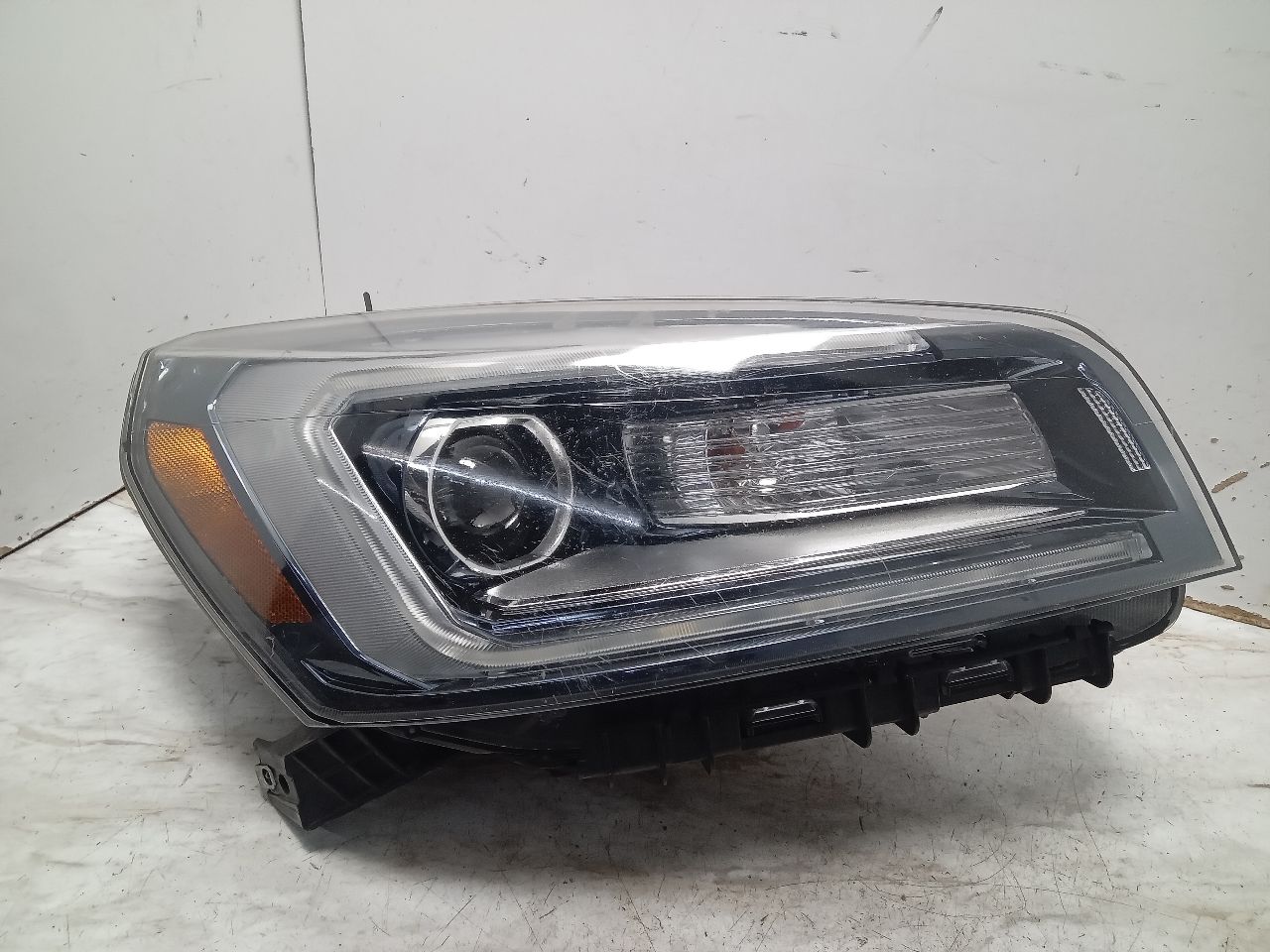 2014 GMC ACADIA 6cyl Gasoline 3.6 Right HEADLAMP ASSEMBLY - 293472 — photo 5