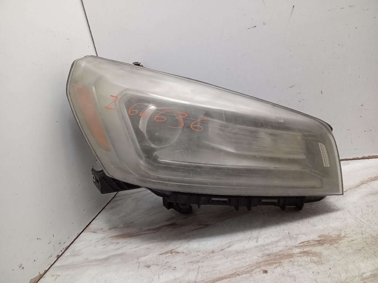 2013 GMC ACADIA 6cyl Gasoline 3.6 Right HEADLAMP ASSEMBLY - 303088