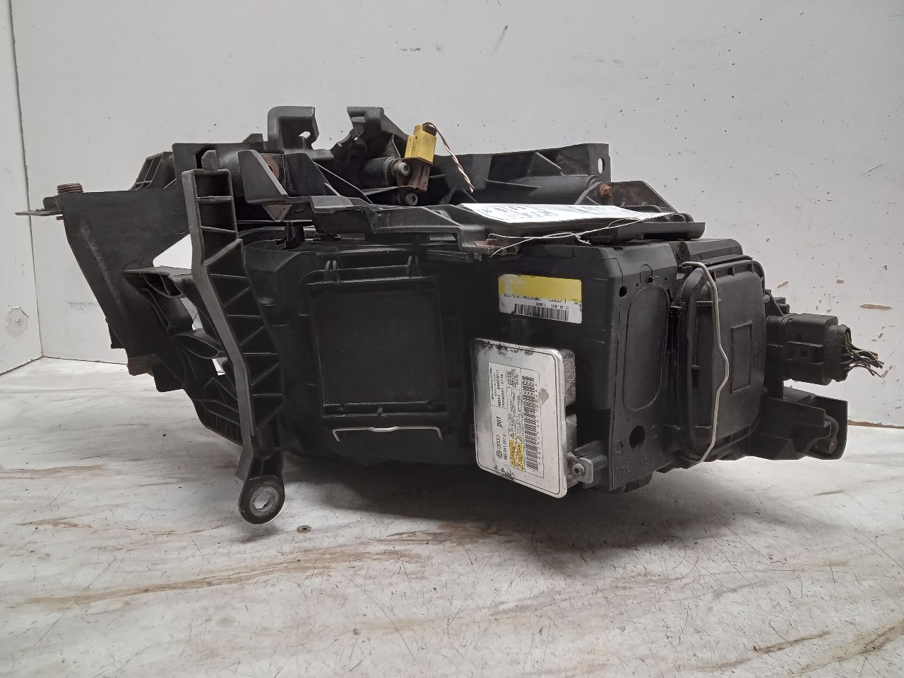 2010 AUDI Q5 6cyl Gasoline 3.2 Left HEADLAMP ASSEMBLY - 304145 — photo 4