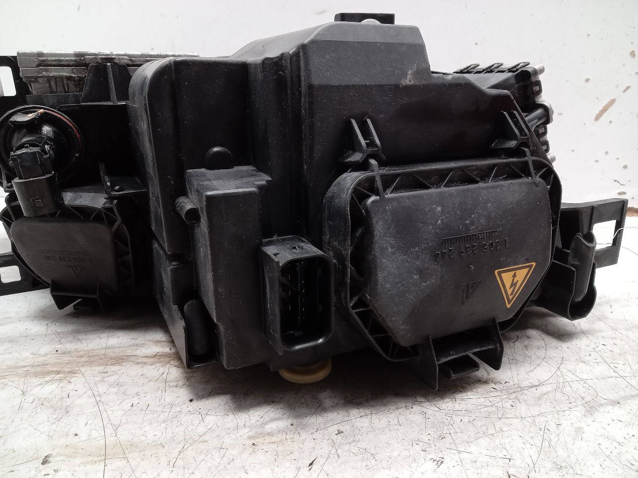 2005 BMW 645i 8cyl Gasoline 4.4 Right HEADLAMP ASSEMBLY - 308089 — photo 7
