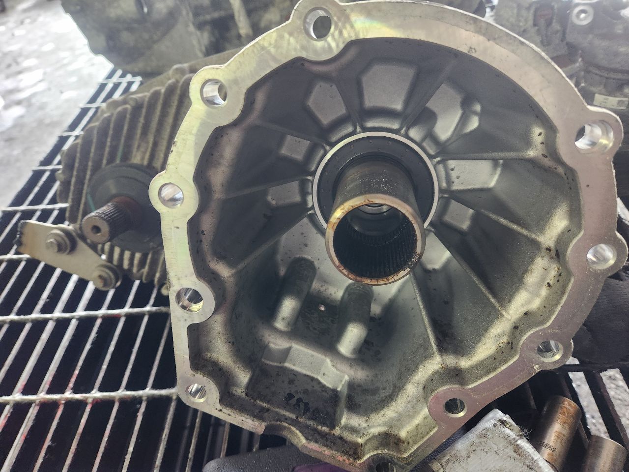 2014 PORSCHE CAYENNE 6cyl 3.0 liter hybrid TRANSFER CASE ASSY - 322344 — photo 2