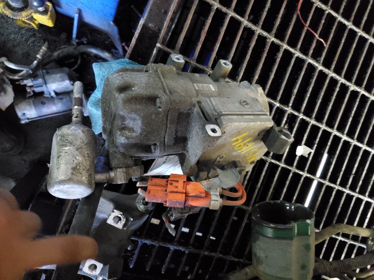 2008 LEXUS LS600HL 8cyl Hybrid 5.0 AC COMPRESSOR - 324180 — photo 2