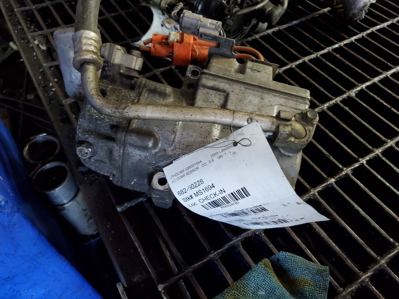 2008 LEXUS LS600HL 8cyl Hybrid 5.0 AC COMPRESSOR - 324180 — photo 4