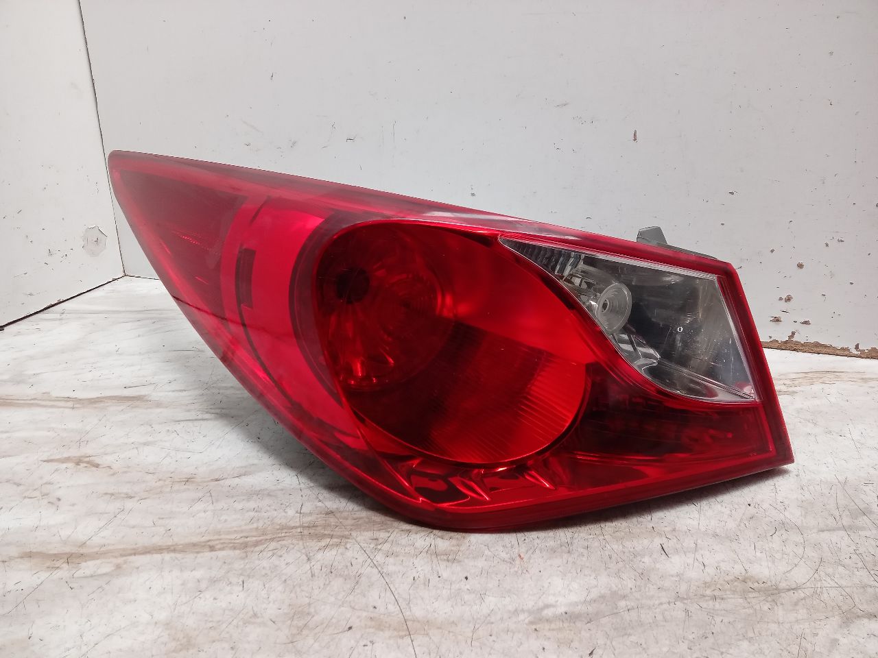 2011 HYUNDAI SONATA Left TAIL LAMP - 324976 — photo 1