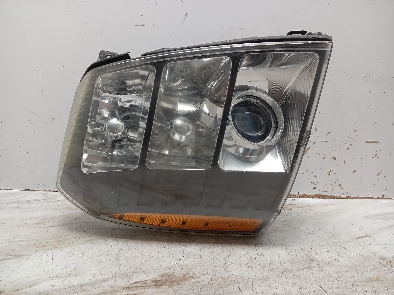 2008 CADILLAC ESCALADE 8cyl 6.2 liter gasoline Right HEADLAMP ASSEMBLY - 325557