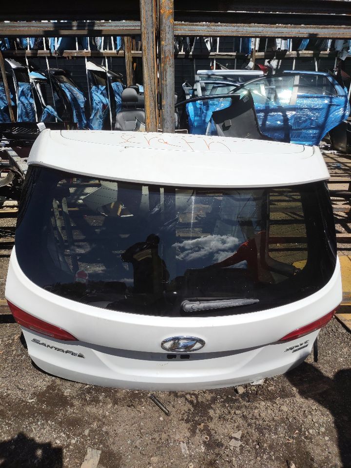 2014 HYUNDAI SANTA FE 4cyl Gasoline 2.4 Decklid  Tailgate - 326651 — photo 1