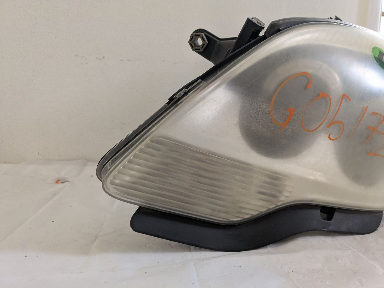 2008 GMC ACADIA 6cyl Gasoline 3.6 Left HEADLAMP ASSEMBLY - 328021 — photo 2