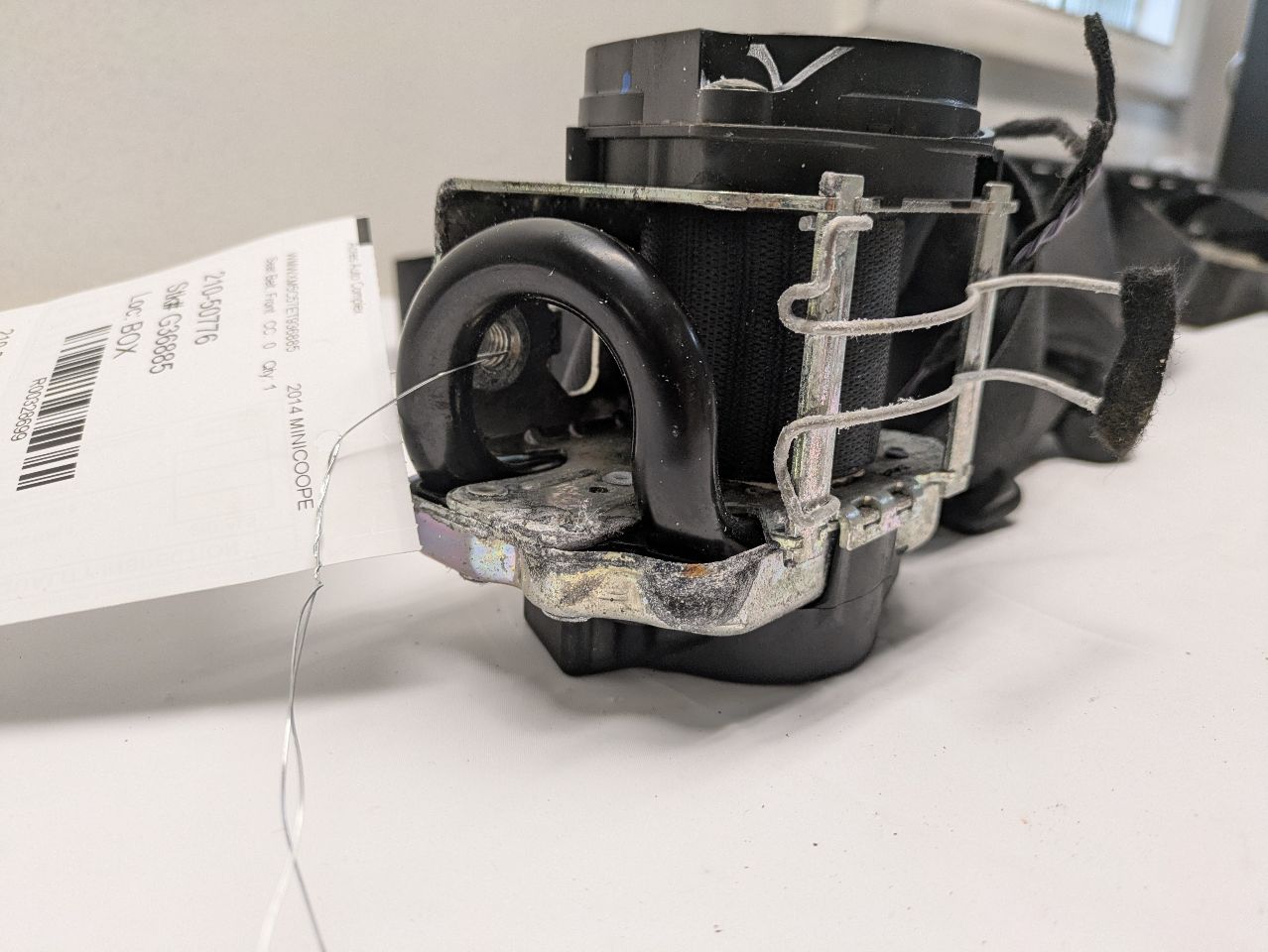 2014 MINI COOPER COOPER 3cyl gasoline turbo 1.5 Seat Belt, Front - 328699 — photo 5