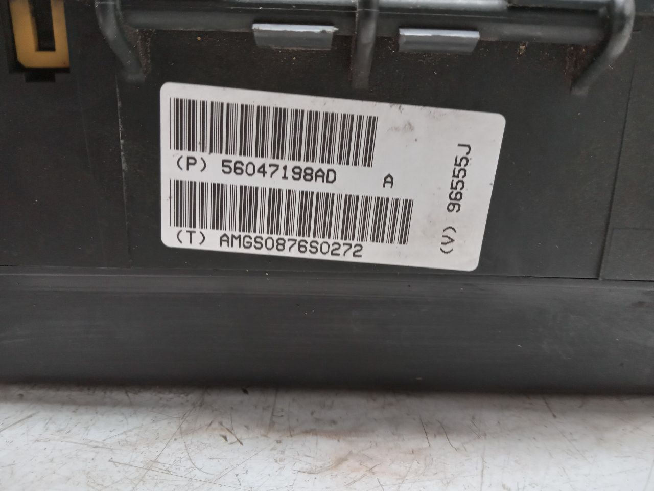 2006 JEEP LIBERTY Fuse Box, Engine - 330068 — photo 4