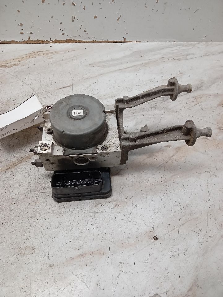 2017 CHRYSLER 300 3.6L 6cyl VVT Anti-lock Brake Pts - 330073 — photo 1