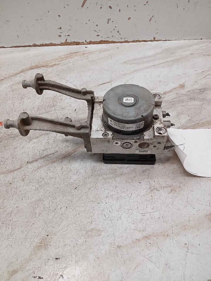 2017 CHRYSLER 300 3.6L 6cyl VVT Anti-lock Brake Pts - 330073 — photo 2