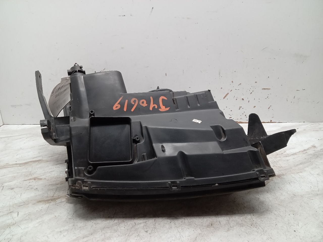 2015 CHEVROLET SUBURBAN 1500 8cyl Gasoline 5.3 FLEX Right HEADLAMP ASSEMBLY - 332505