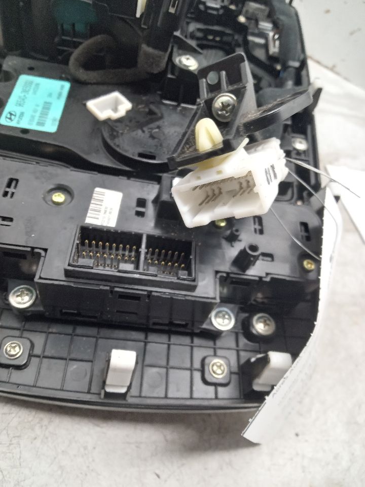 2014 HYUNDAI EQUUS 8cyl Gasoline 5.0 Console, Front - 335515