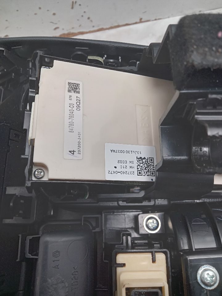 2013 LEXUS CT200H 4cyl Hybrid 1.8 Console, Front - 335530