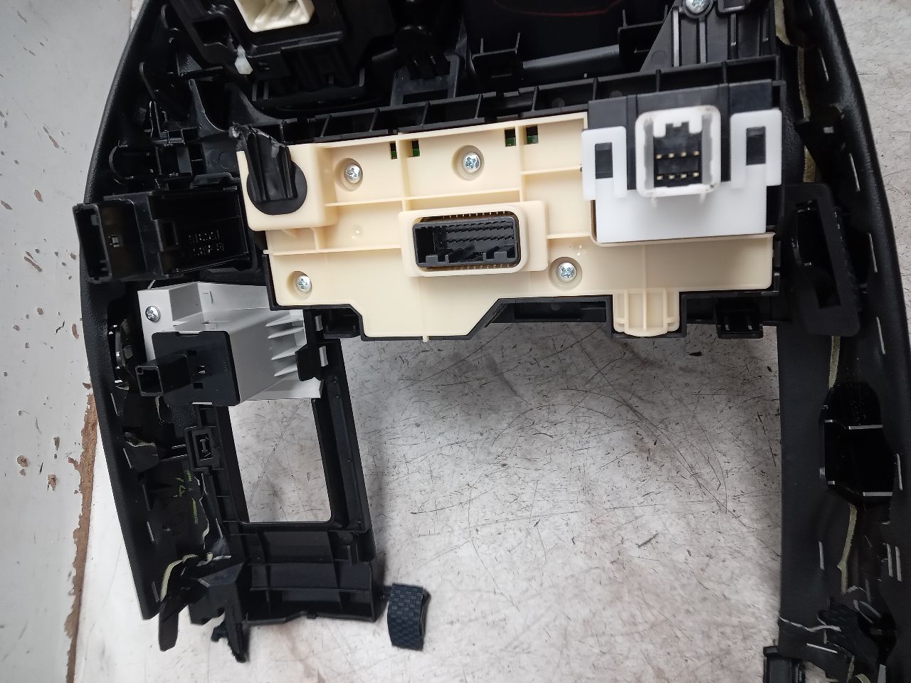 2013 LEXUS CT200H 4cyl Hybrid 1.8 Console, Front - 335530 — photo 2