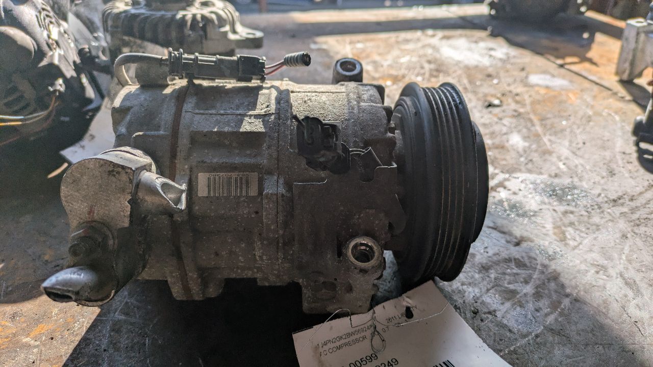 2011 JEEP LIBERTY 6cyl Gasoline 3.7 AC COMPRESSOR - 337585 — photo 4