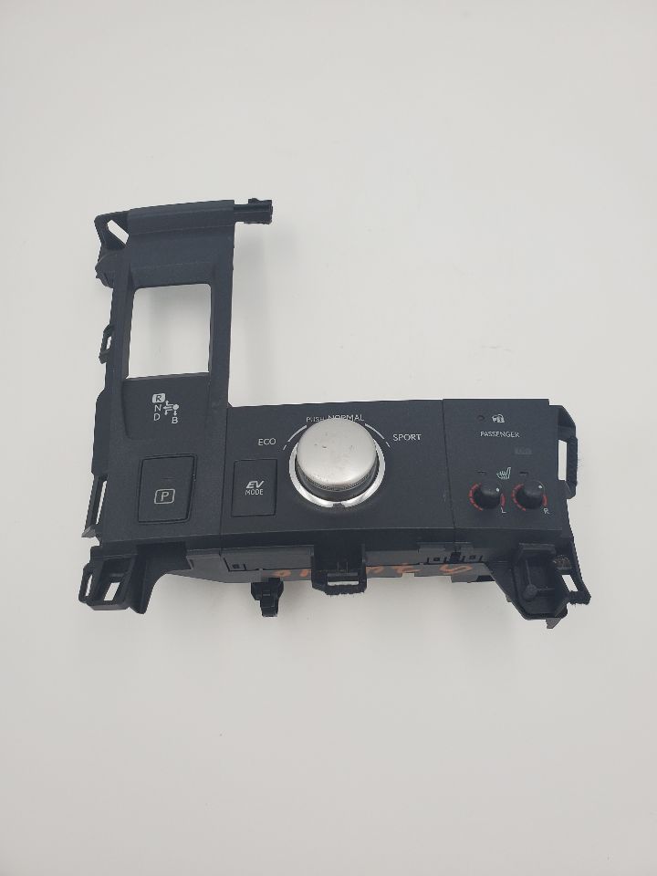 2012 LEXUS CT200H 4cyl Hybrid 1.8 Console, Front - 347390 — photo 2
