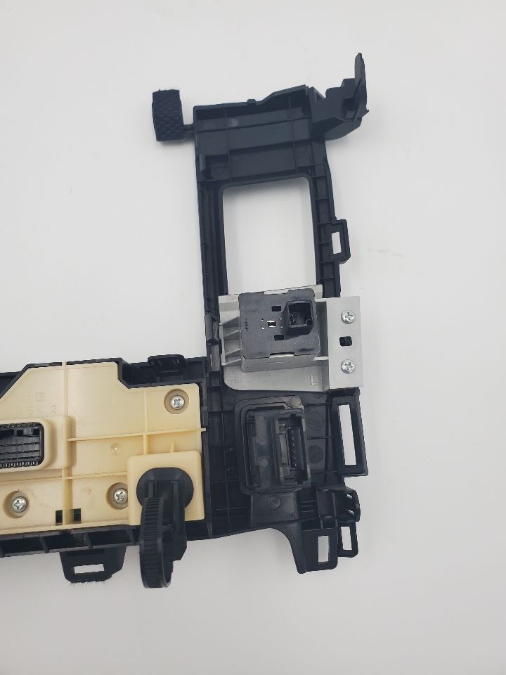 2012 LEXUS CT200H 4cyl Hybrid 1.8 Console, Front - 347390 — photo 6