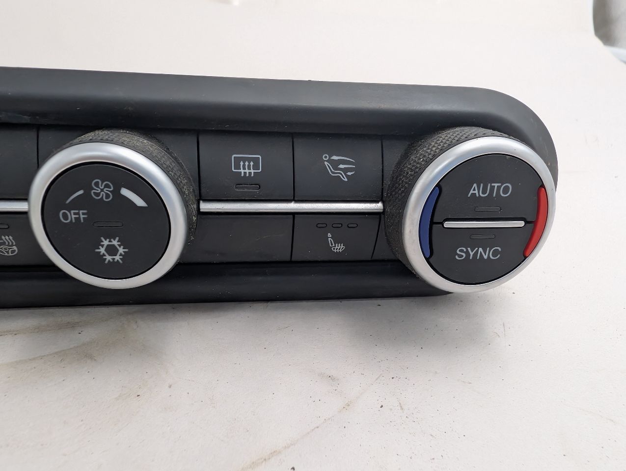 2017 ALFA-ROMEO GIULIA 2.0L 4cyl Turbo Gasoline TEMP CONTROL - 353444 — photo 6