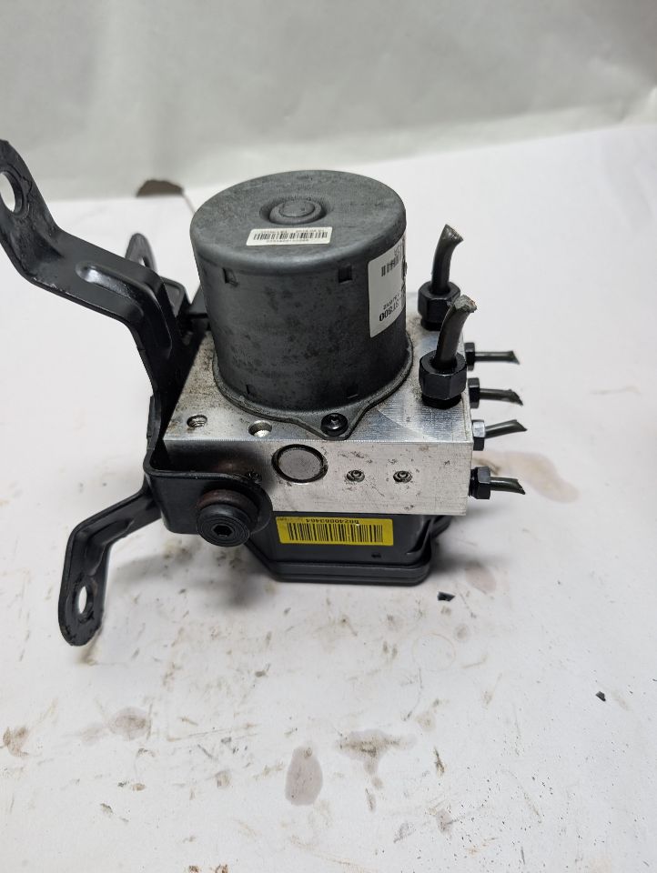 2015 KIA K900 8cyl Gasoline 5.0 Anti-lock Brake Pts - 354003 — photo 3