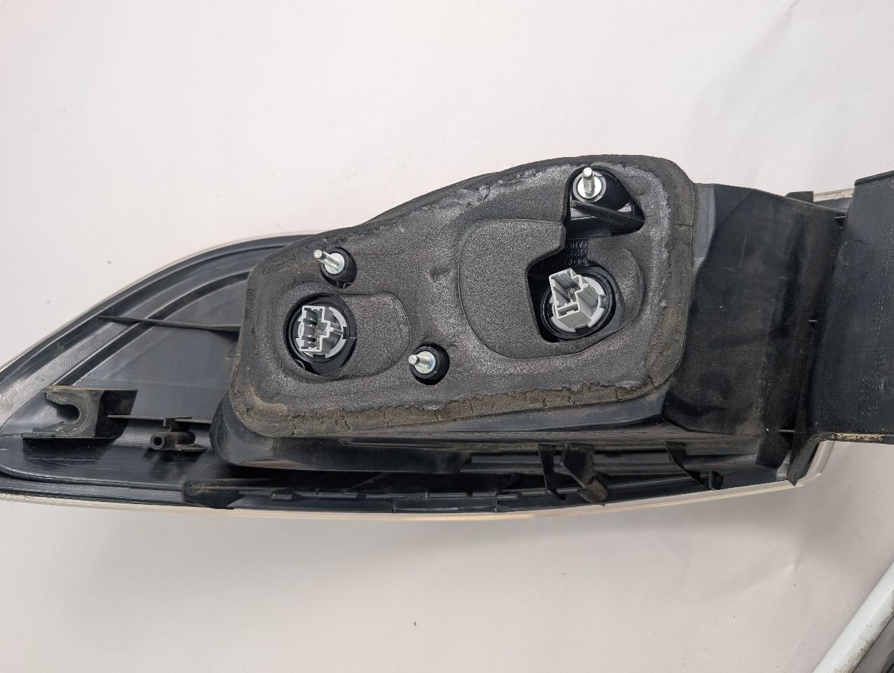 2010 MAZDA 3 4cyl Gasoline 2.0 Left TAIL LAMP - 354893 — photo 4