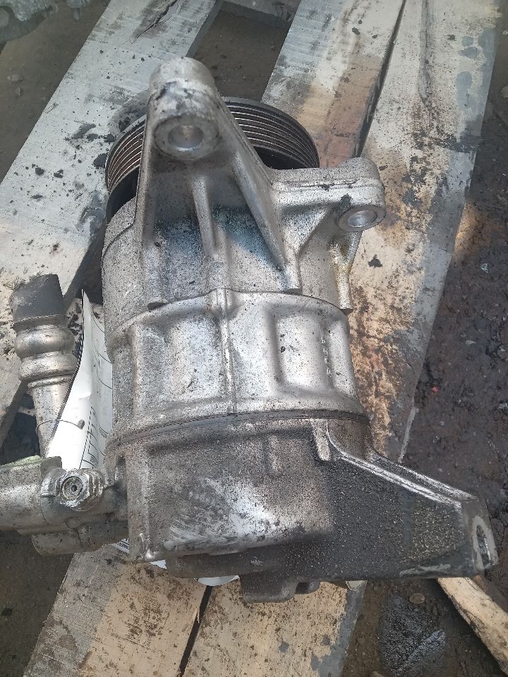 2011 CADILLAC SRX 3.0L 6cyl Gasoline VVT AC COMPRESSOR - 356939 — photo 2