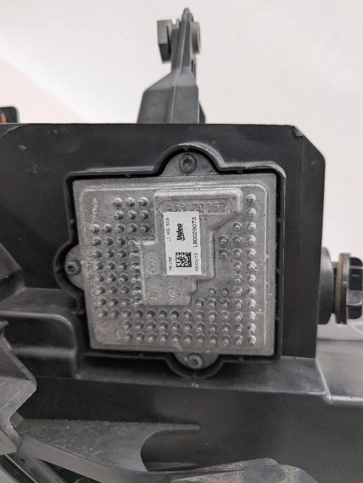 2015 GMC ACADIA 6cyl Gasoline 3.6 Right HEADLAMP ASSEMBLY - 357043 — photo 4