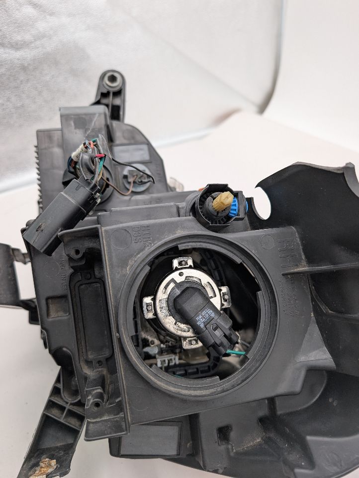 2015 GMC ACADIA 6cyl Gasoline 3.6 Right HEADLAMP ASSEMBLY - 357043 — photo 5