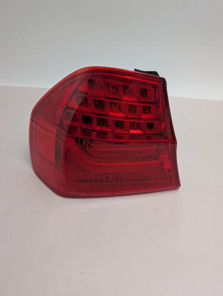 2011 BMW 328i Left TAIL LAMP - 358330 — photo 2