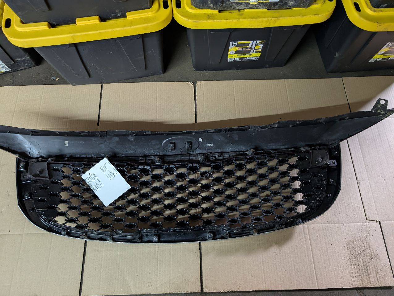 2016 KIA SEDONA 6cyl Gasoline 3.3 GRILLE - 359176 — photo 2