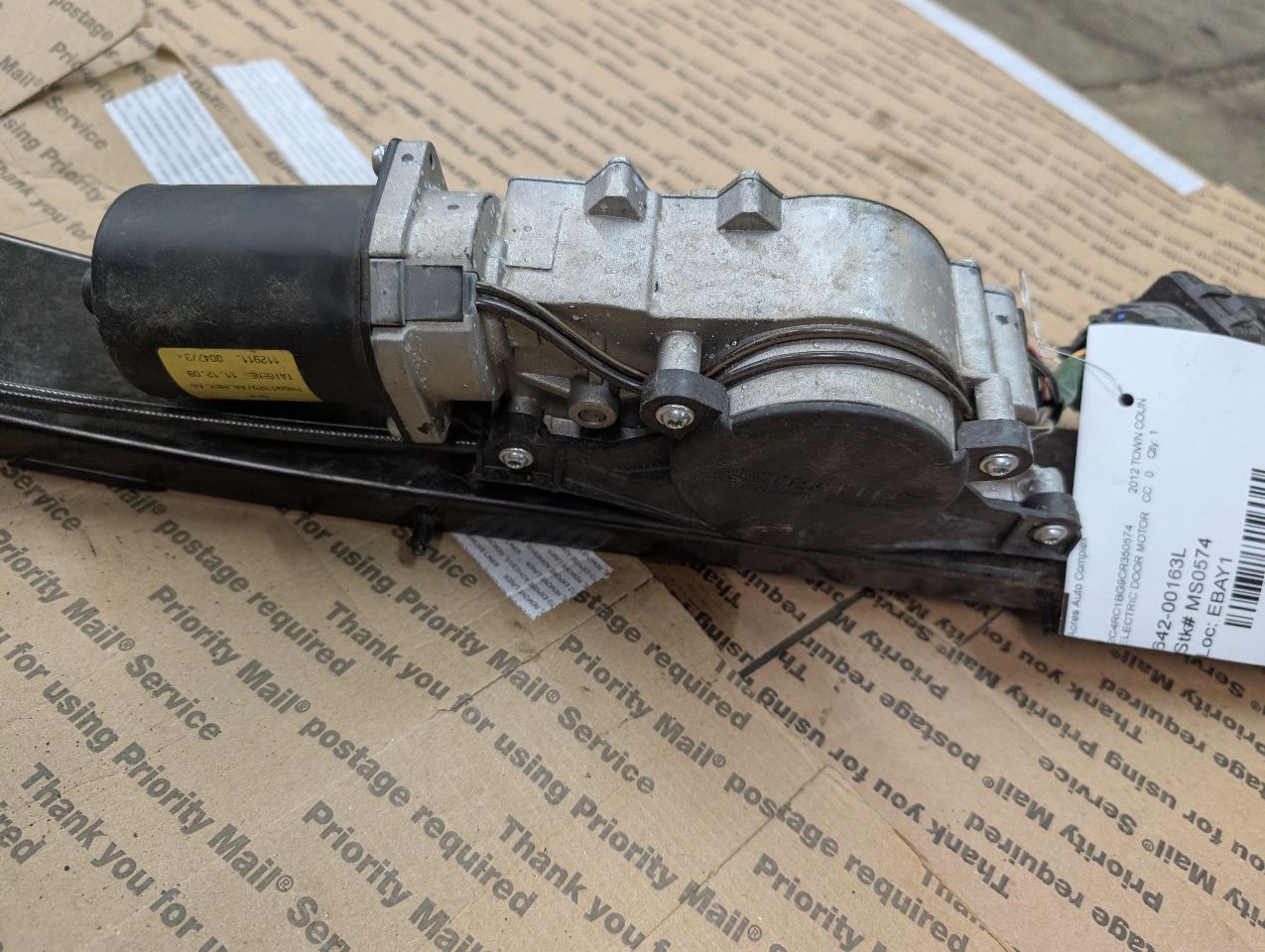 2012 CHRYSLER TOWN & COUNTRY 6 cyl Gas Flex Fuel 3.6 Left ELECTRIC DOOR MOTOR - 362957 — photo 4