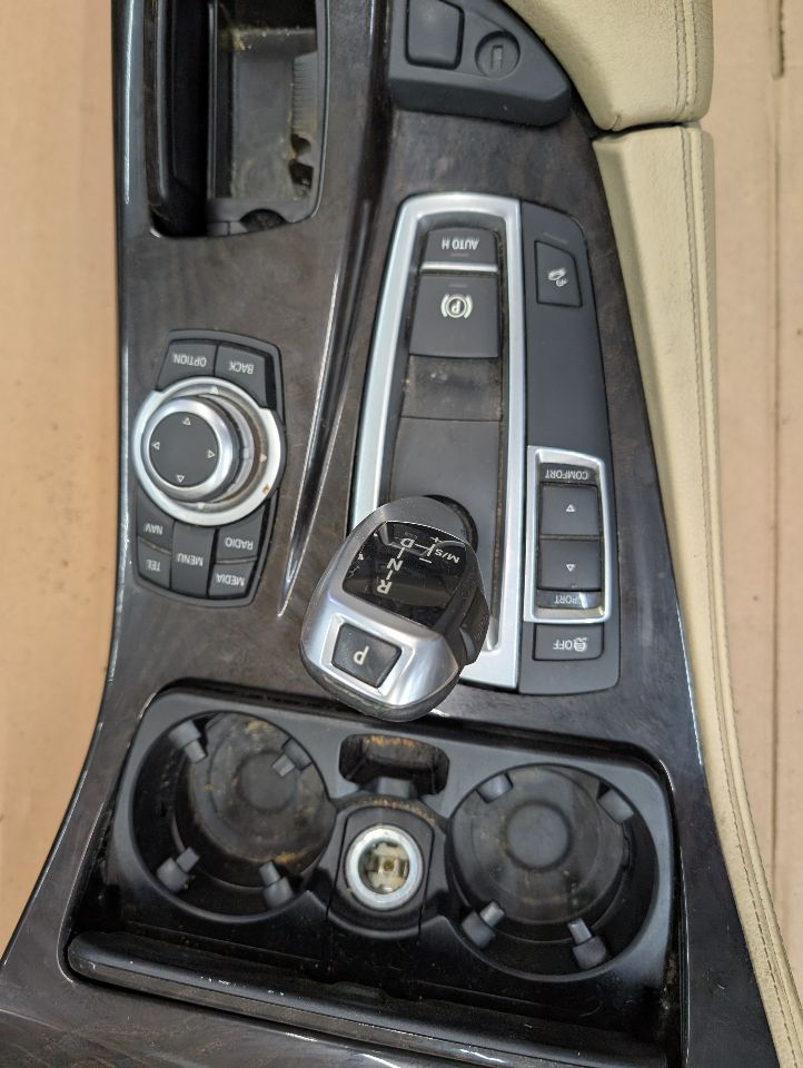 2013 BMW 528i 4cyl Gasoline Turbo 2.0 Console, Front - 362960 — photo 5