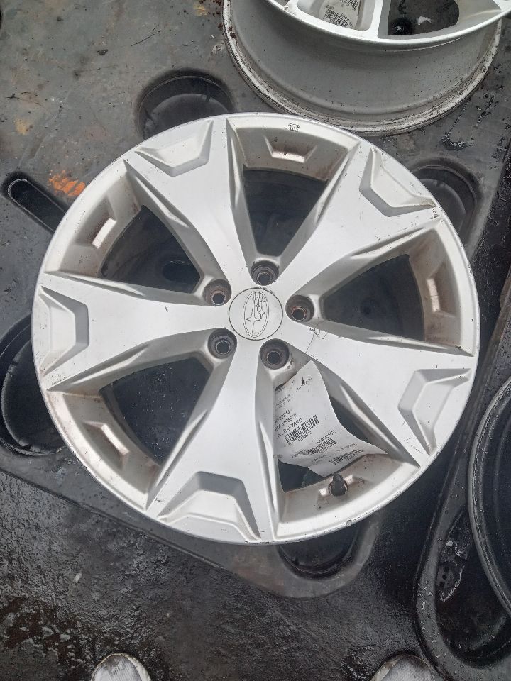 2014 SUBARU FORESTER 4cyl Gasoline 2.5 DOHC WHEEL - 365710 — photo 1