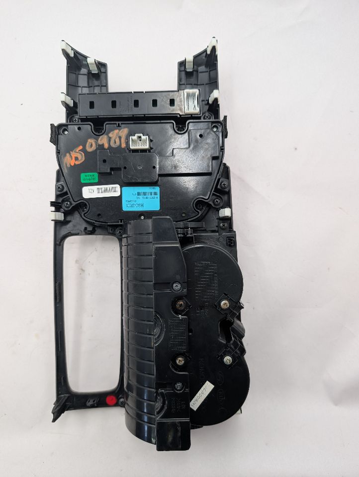 2015 KIA K900 8cyl Gasoline 5.0 Console, Front - 365837 — photo 2