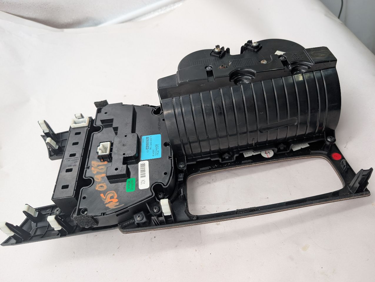 2015 KIA K900 8cyl Gasoline 5.0 Console, Front - 365837 — photo 3