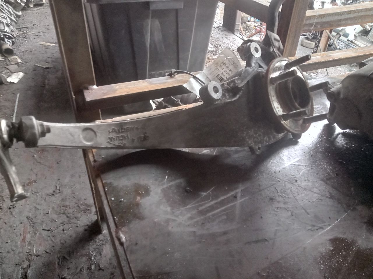 2011 JAGUAR XJ 8cyl Gasoline 5.0 Left SPINDLE KNUCKLE, FR - 367267 — photo 2