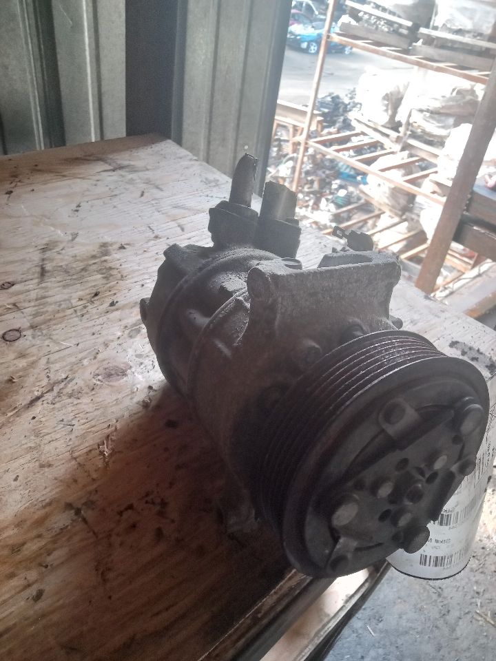 2015 NISSAN SENTRA 4cyl Gasoline 1.8 AC COMPRESSOR - 367344 — photo 1