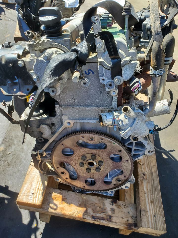2015 CHEVROLET EQUINOX 4cyl Gasoline 2.4 ENGINE ASSEMBLY - 368938 — photo 3