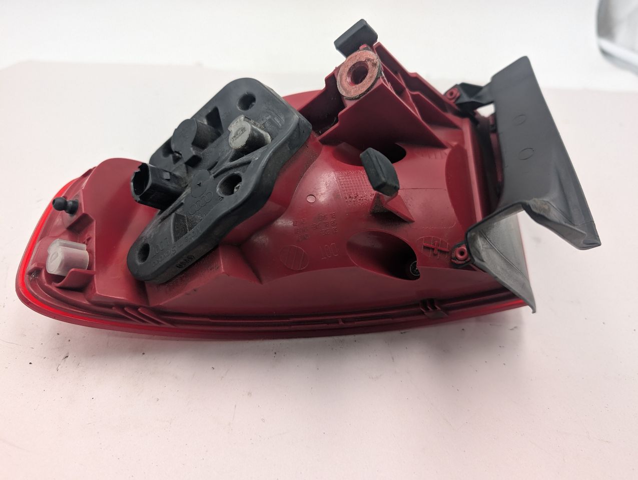 2011 AUDI S4 6cyl Supercharged 3.0 Left TAIL LAMP - 369498 — photo 4