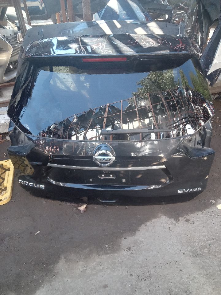 2017 NISSAN ROGUE 2.5L 4cyl Gasoline VVT Decklid  Tailgate - 370895 — photo 1