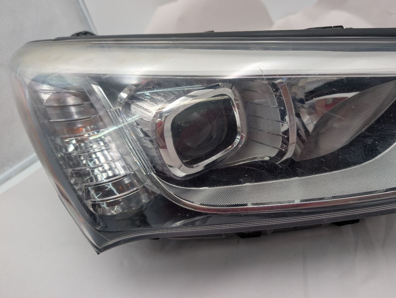 2013 HYUNDAI SANTA FE 6cyl Gasoline 3.3 Right HEADLAMP ASSEMBLY - 370939 — photo 2