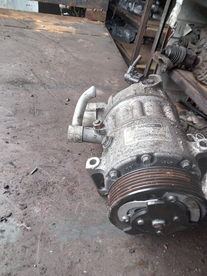 2014 VOLKSWAGEN JETTA 4cyl Gasoline 2.0 AC COMPRESSOR - 371667 — photo 1