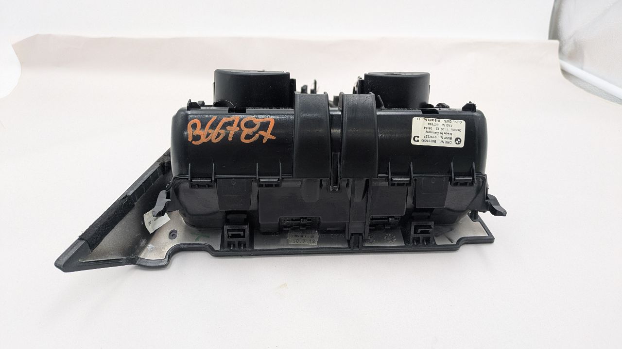 2013 BMW 650i 8cyl Gasoline Turbo 4.4 Console, Front - 371807 — photo 2