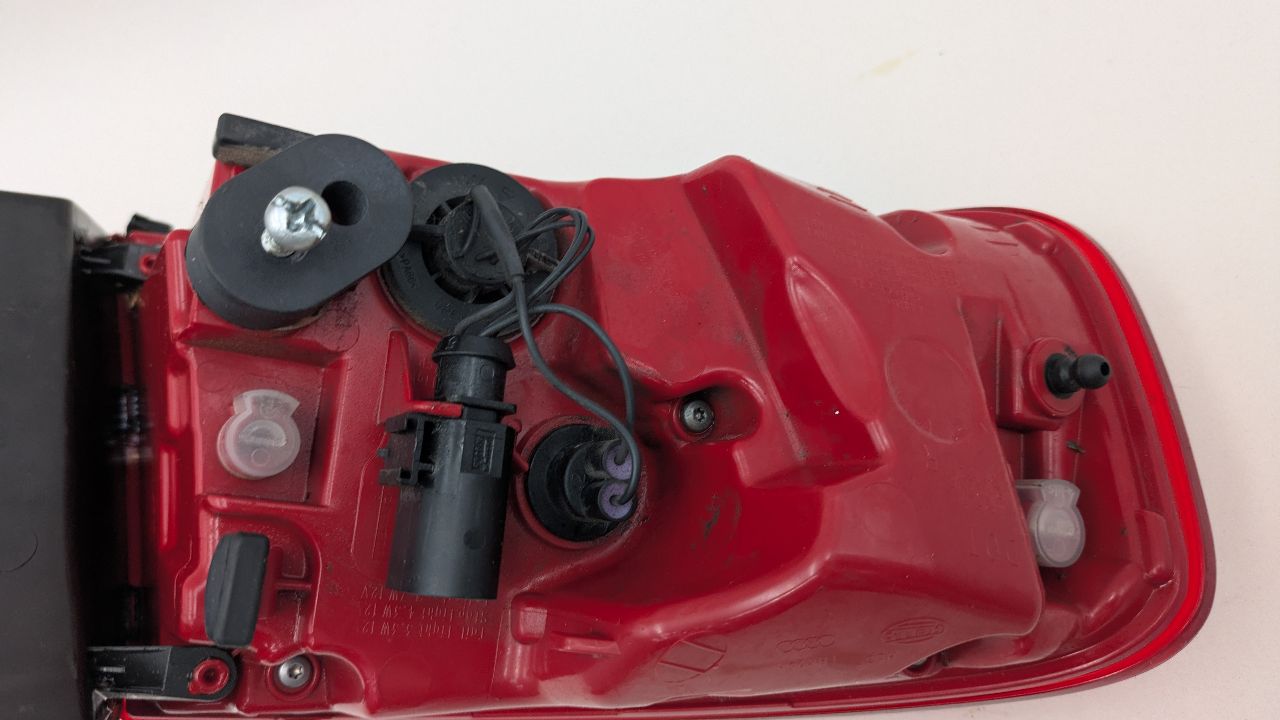 2013 AUDI A4 4cyl Gasoline Turbo 2.0 Right TAIL LAMP - 373570 — photo 5