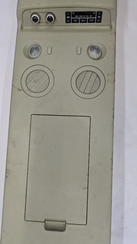 2005 INFINITI QX56 8cyl Gasoline 5.6 Console, Front - 378901 — photo 3