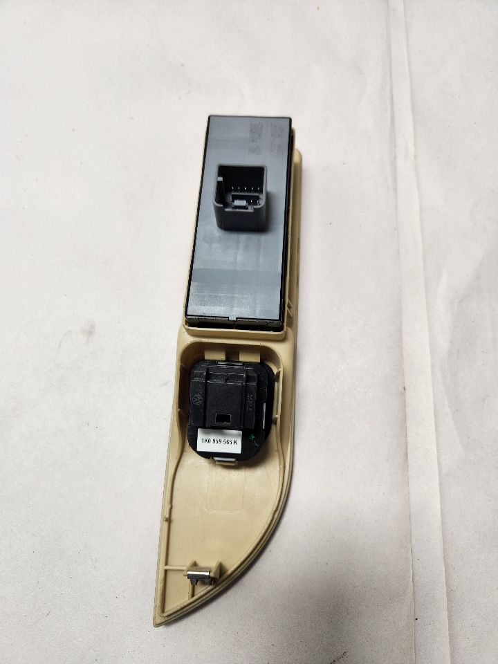 2010 VOLKSWAGEN CC 4cyl Gasoline Turbo 2.0 Left Front Door Switch - 379645 — photo 3