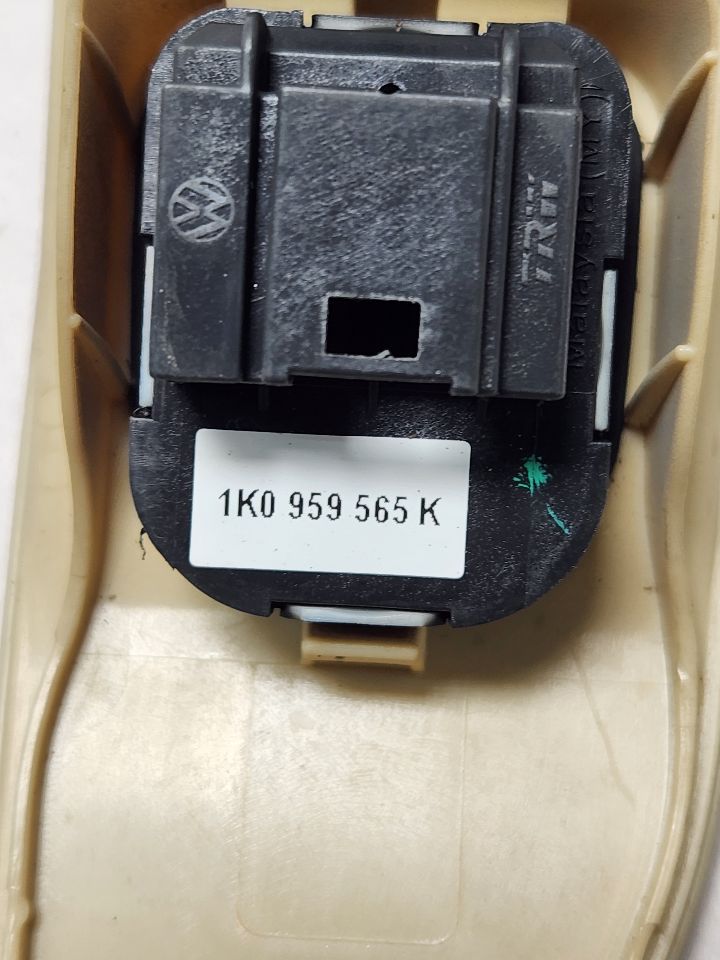2010 VOLKSWAGEN CC 4cyl Gasoline Turbo 2.0 Left Front Door Switch - 379645 — photo 4