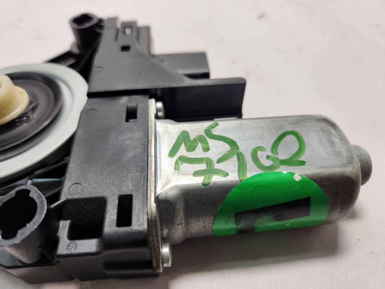 2012 DODGE DURANGO 6cyl Gasoline 3.6 Left DOOR WINDOW REG, FR - 379811 — photo 3
